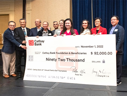 国泰银行把通过其高尔夫球赛筹得的92,000美元善款支票，递交给受益的当地非牟利机构代表