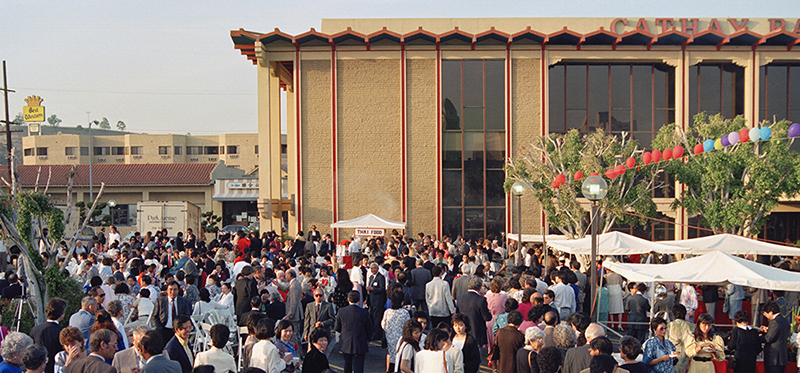 1987年，国泰银行在洛杉矶华埠总部庆祝成立25周年。