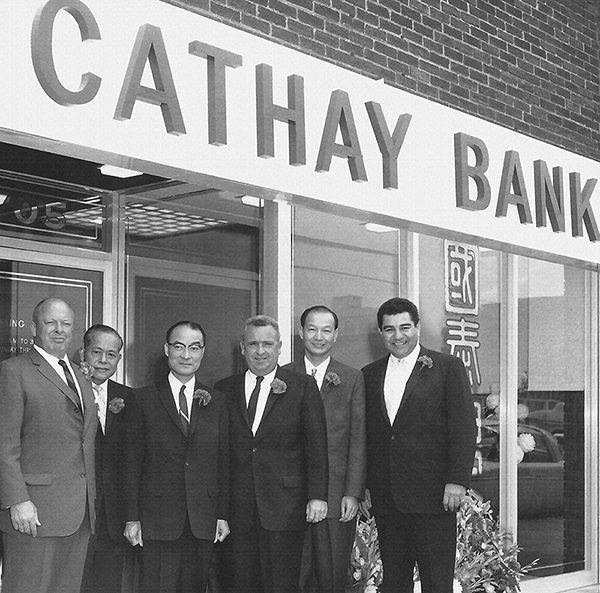 Una fotografía en blanco y negro de 1962 que muestra a los fundadores de Cathay Bank parados afuera de la primera sucursal en el Barrio Chino de Los Ángeles, California.